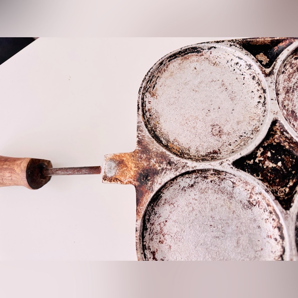 VINTAGE Cast Iron 4 Pancake Pan w Wooden Handles - Picture 6 of 15